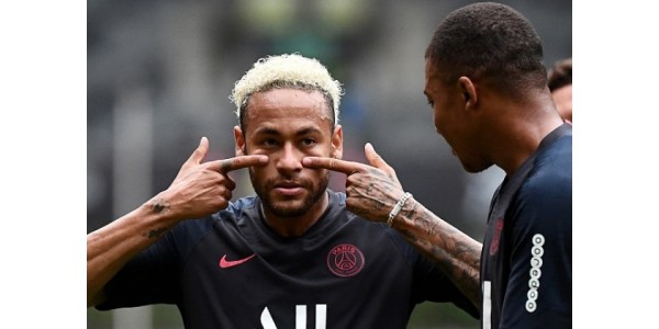 Zurück in der Nationalmannschaft lachte Neymar und öffnete die Blumen.